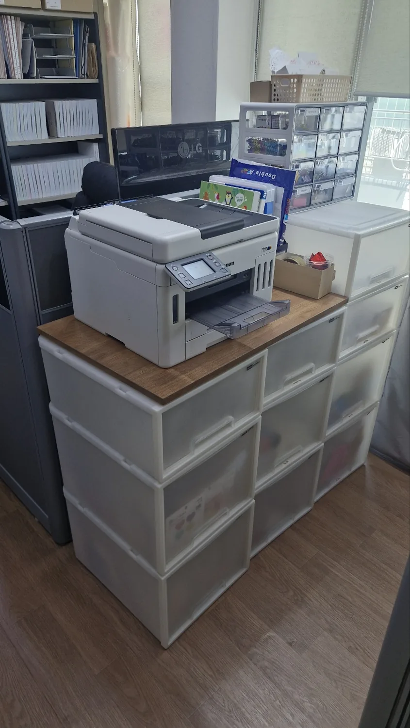 수납장 위에 놓인 캐논 GX7192 A4 무한잉크 복합기
